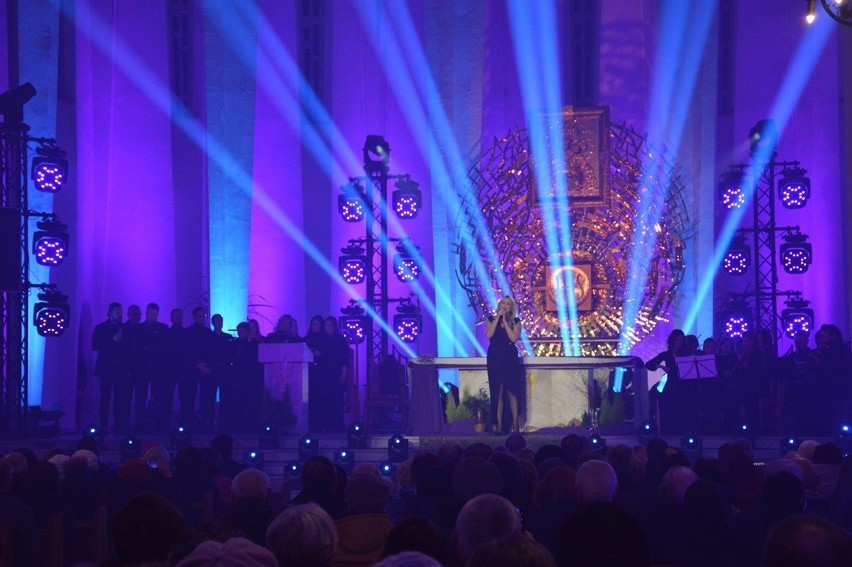 Koncert pasyjny „Pasja – wszystko z miłości” zorganizowany w  bazylice konkatedralnej w Stalowej Woli. Zobacz zdjęcia