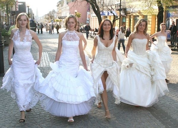 Kandydatki w sukniach ślubnych