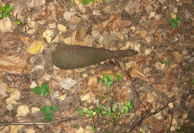 Pocisk moździerzowy z czasów II wojny światowej znaleziony w lesie We Frywałdzie