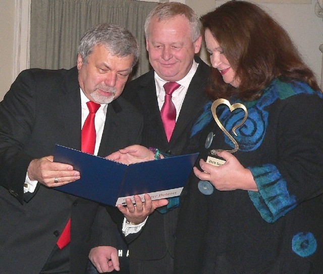 Złote Serce Dobroci 2011 wręczyli Annie Dymnej w buskim Marconim Andrzej Smulczyński (z lewej) i Andrzej Gądek.