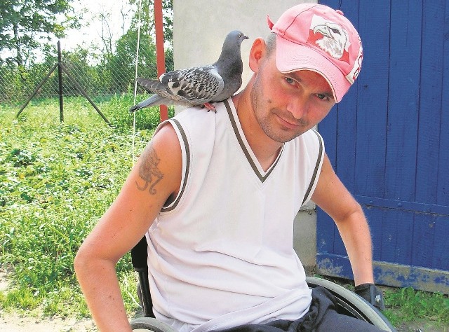 Rafał podpisał to zdjęcie: Leczenie gołębia ze złamanym skrzydłem.
