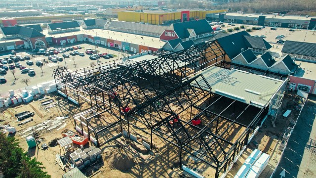 Rozbudowa Designer Outlet Gdańsk. Widać już nowe skrzydło. Rozpoczyna się montaż dachu oraz elewacji