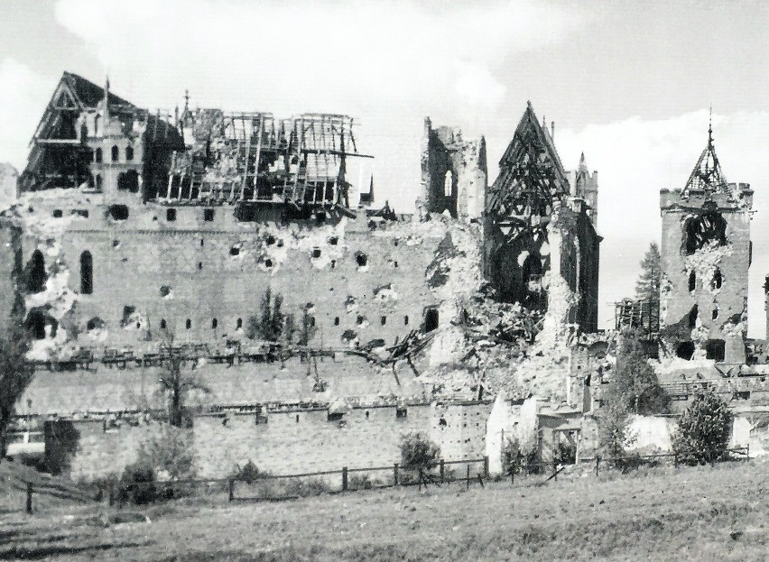 Tak zamek w Malborku wyglądał w 1945 roku