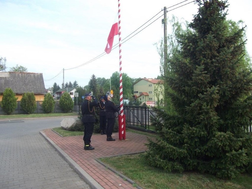 Dzień Flagi 2018 przed komendą straży pożarnej w Zwoleniu.