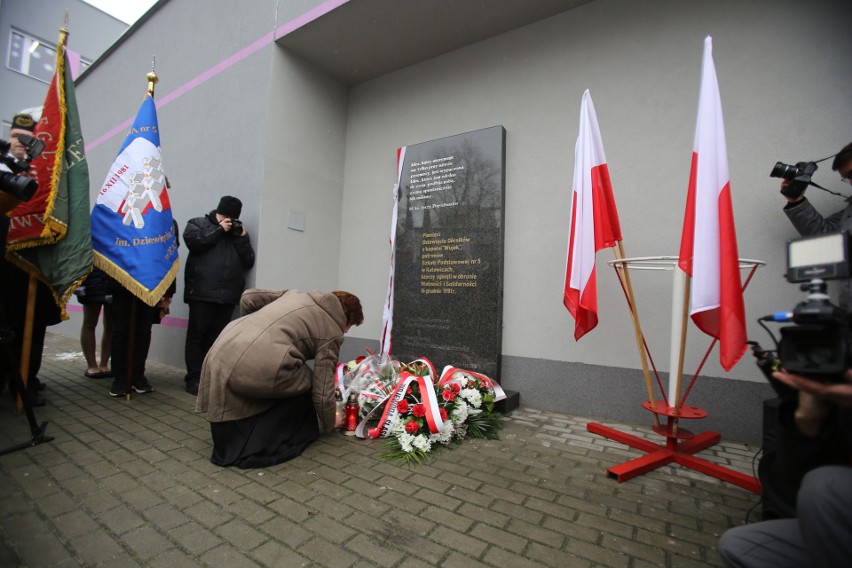 Obchody 37. rocznicy strajku i pacyfikacji kopalni „Wujek". Odsłonięto pamiątkową tablicę Dziewięciu Górników w SP nr 5 w Katowicach WIDEO 