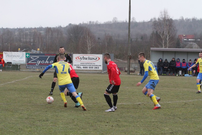 Trzecia liga. Ciekawy mecz w Daleszycach. Spartakus przegrał z Hutnikiem Kraków 0:1 [DUŻO ZDJĘĆ, WIDEO]