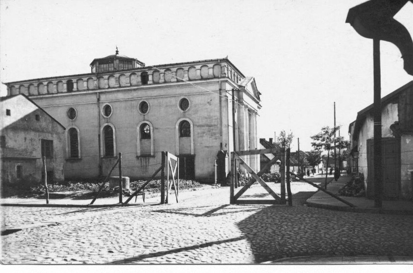 Dawna synagoga w Praszce, dzisiaj dom kultury. Synagoga po...