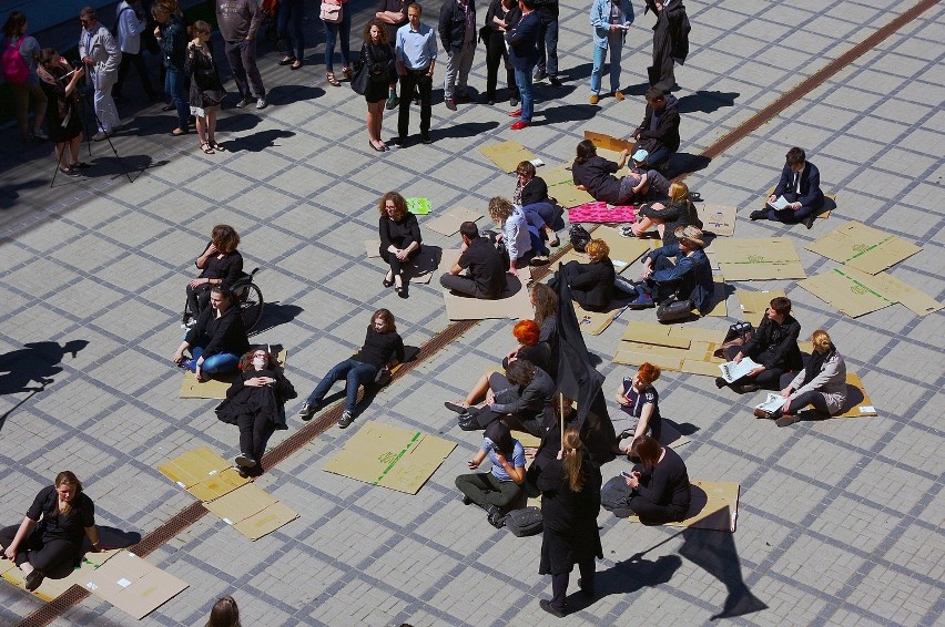 W południe w ramach akcji odbył się happening protestacyjny...