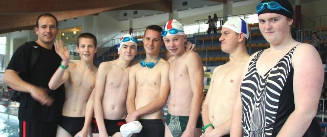 Młodzi pływacy  z  Cudzynowic - na zdjęciu  z trenerem Filipem Kletschką - wywalczyli 10 medali na mistrzostwach województwa.