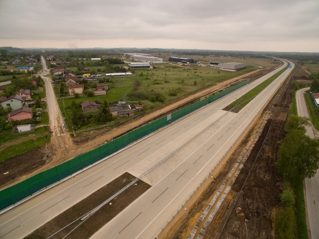 Autostrada A1 od Pyrzowic do południowych okolic Częstochowy jest już prawie gotowa, widać gotową i częściowo pomalowane jezdnie, a nawet tablice informacyjne i oznakowanie. To 37 km które będą przejezdne prawdopodobnie już w wakacje