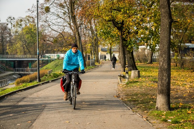 Bydgoscy rowerzyści chętnie wykorzystują bulwary do przemieszczania się po mieście. Od niedawna jest to zakazane.