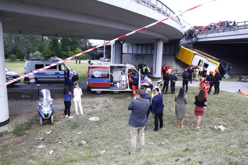 Wypadek autobusu w Warszawie. Spadł z wiaduktu...