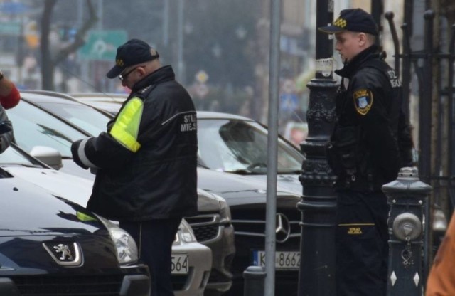 Strażnikom miejskim w Tarnowie w oczy zajrzało widmo zwolnień