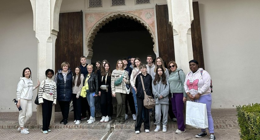 Stąporkowscy uczniowie w Hiszpanii. Brali udział w programie Erasmus Plus. Zobacz zdjęcia