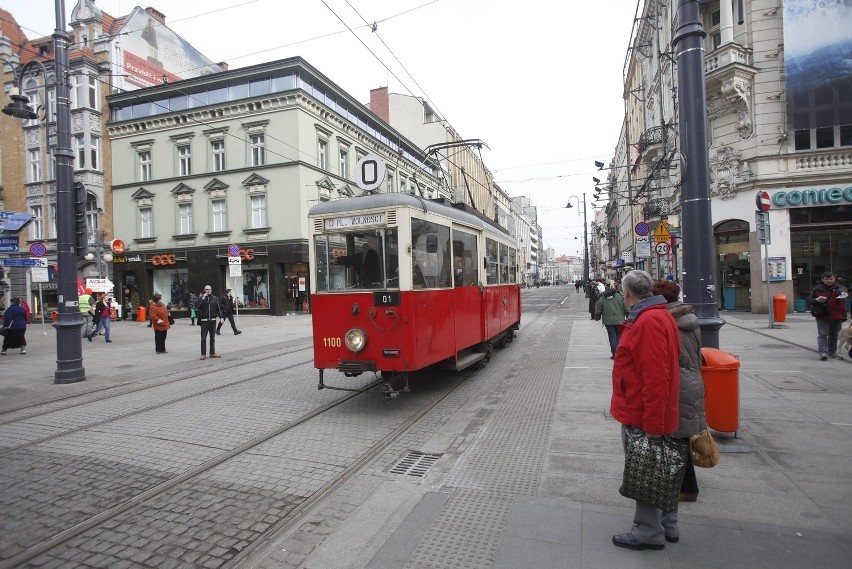 Katowice: Zabytkowy tramwaj wozi pasażerów między pl. Wolności i rynkiem [ZDJĘCIA]