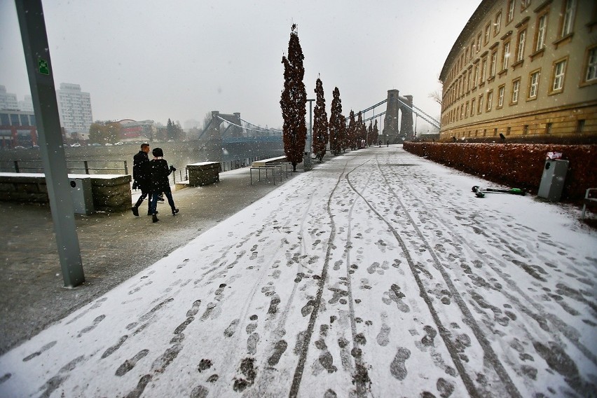 Śnieg we Wrocławiu będzie padał całą noc z niedzieli na...