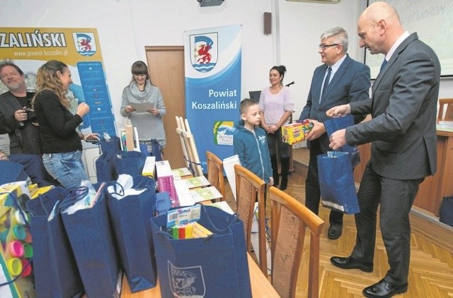 Nagrody dzieciom wręczyli starosta Marian Hermanowicz (drugi z prawej) i wicestarosta Dariusz Kalinowski (pierwszy z prawej) 