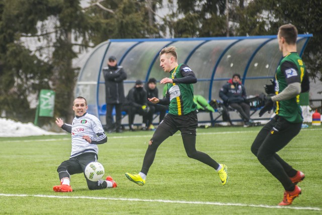 Radosław Mikołajczak (z piłką) jest przymierzany do gry w wyjściowym składzie Radomiaka na mecz z Olimpią Zambrów.