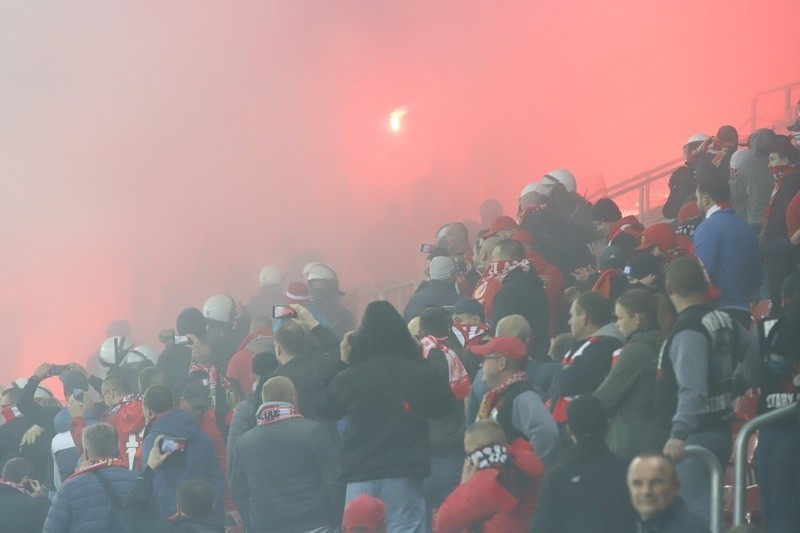 Zadymy na meczu piłkarzy Widzewa ze Śląskiem Wrocław. 27 osób zatrzymanych  [ZDJĘCIA]