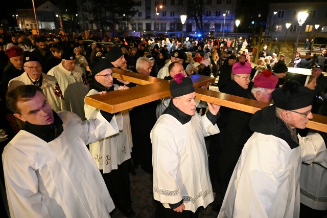 We wtorek odbyła się Miejska Droga Krzyżowa ulicami Kielc. Na początku krzyż nieśli kapłani.