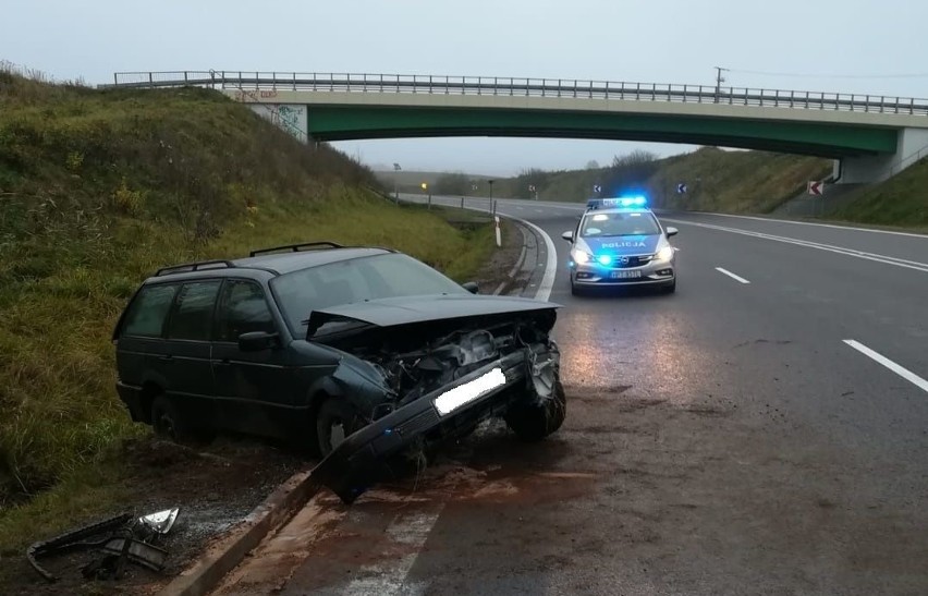 Gołdap. Wypadek na obwodnicy miasta. Rosjanin ocalił sarny kosztem samochodu [ZDJĘCIA]