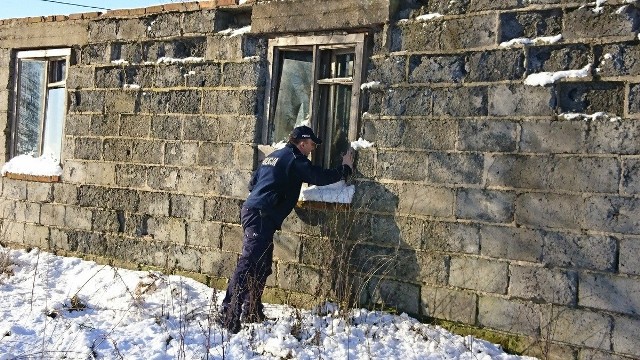 Policjanci apelują: - Nie bądźmy obojętni wobec osób bezdomnych.