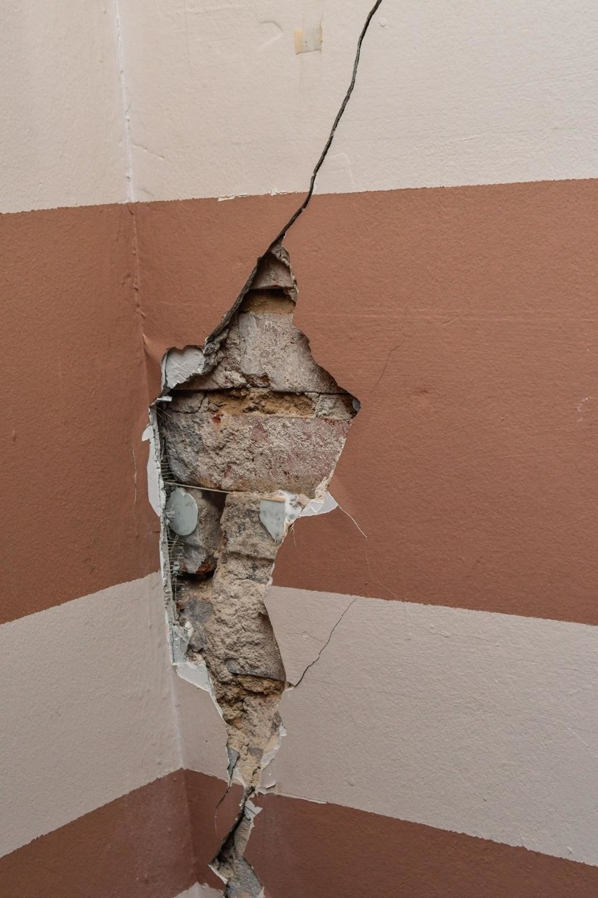 - Tynk zaczął odpadać ze ścian w mieszkaniach, gdy...