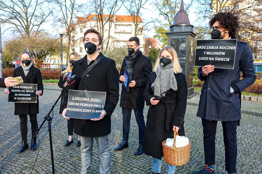 Młodzi Demokraci pytają o specjalny zespół ds. walki ze smogiem w Szczecinie i rozdają maseczki