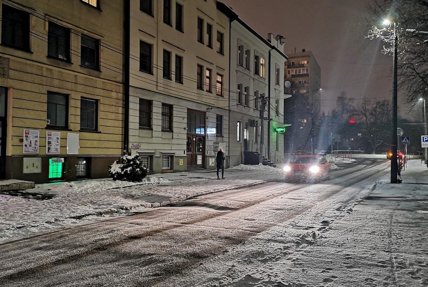 Kraków. Złe warunki na drogach. Wyjechały piaskarki [ZDJĘCIA]