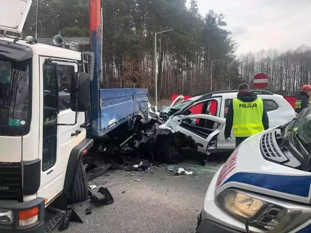 W wypadku pod Kozienicami śmierć na miejscu poniósł 31 - letni pasażer daci duster, to strażak z powiatu Ryki.
