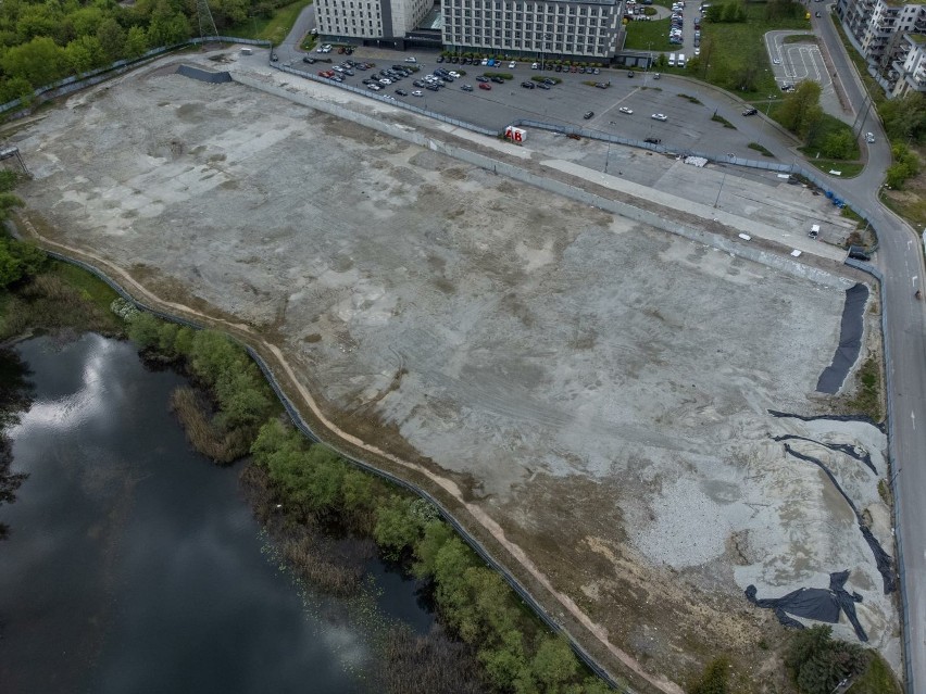 Rok po zburzeniu Plazy Kraków. Wielki "basen" wciąż pusty, ale jest pozwolenie budowlane na hotel. Na biurowce ciągle nie
