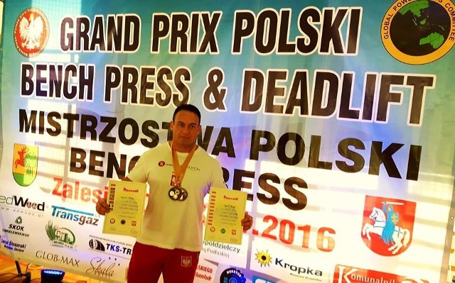 Patryk Szypuła z medalami i dyplomami za mistrzostwo kraju.