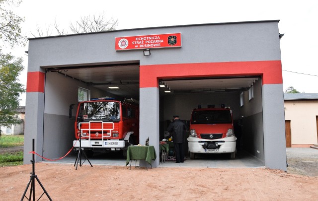 Ochotnicza Straż Pożarna w Rusinowie (gm. Kruszwica) doczekała się nowego garażu. Mogą w nim stacjonować dwa wozy bojowe. Budowa obiektu trwała niecałe dwa miesiące. Dzięki inwestycji strażacy z Rusinowa wzbogacili się też o pomieszczenia biurowe i socjalne. Podczas budowy zaadaptowano na nie dawny garaż, w którym z ledwością mieścił się posiadany przez OSP wóz bojowy. Otwarcie nowego obiektu odbyło się w piątek, 4 października. Uroczystość była też okazją do przekazania ochotnikom z Rusinowa nowych hełmów, aparatów tlenowych i urządzeń hydraulicznych, wykorzystywanych przy ratowaniu ofiar wypadków komunikacyjnych. Budowę garażu wsparła Komenda Główna PSP, Urząd Miejski w Kruszwicy, MSWiA, a także prywatna firma Solbet. Warto wspomnieć, że OSP z Rusinowa obchodziła w ub. r. 95-lecie powstania. Z okazji oddania nowego obiektu na terenie Szkoły Podstawowej w Rusinowie odbył się festyn. Nie zabrakło tam stanowisk zorganizowanych przez Komendę Wojewódzką Państwowej Straży Pożarnej w Toruniu i strażaków z Kruszwicy.