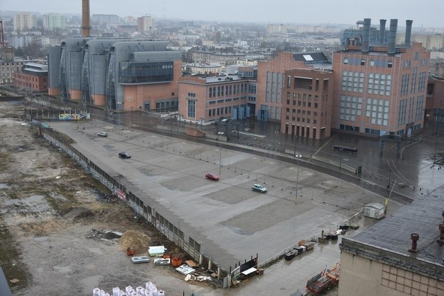 W związku z budową podziemnej ulicy, która ma biec w śladzie ul. Hasa i być dojazdem do podziemnych parkingów przyszłych inwestycji na sąsiednich działkach, w poniedziałek wyłączono z użytkowania wszystkie parkingi, z których korzystali pracownicy oraz goście i klienci EC1, Narodowego Centrum Kultury Filmowej, Centrum Nauki i Techniki oraz biurowca Przystanek mBank. Zamknięto wjazd w ul. Hassa, która była jedyną drogą dojazdową do tymczasowego parkingu między EC1 i CNiT a dworcem Łódź Fabryczna. Jeszcze wcześniej zamknięto teren biedaparkingu między dworcem a skrzyżowaniem ul. Hasa z ul. Targową, z którego korzystało codziennie kilkadziesiąt aut. W NCŁ zaparkować można tylko na części ul. Targowej i na ul. B. Sass-Zdort, łączącej łukiem ul. Kilińskiego z ul. Tuwima, która wczoraj była tak oblężona zaparkowanymi autami, że interweniowała tam straż miejska.Na zdjęciu pusty parking przed EC1 - nie ma jak do niego dojechać. Zarówno EC1, jak i mBank, dzierżawiły ten teren od Ghelamco, właściciela tej działki.Czytaj więcej na kolejnych slajdach