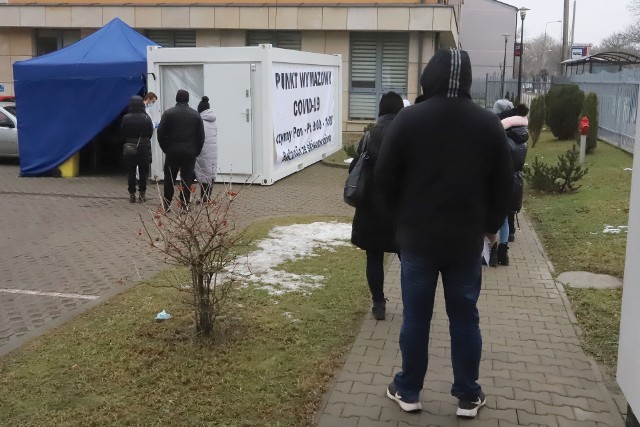 W czwartek rano przed punktem wymazowym przy radomskim Sanepidzie trzeba było czekać kilkadziesiąt minut.