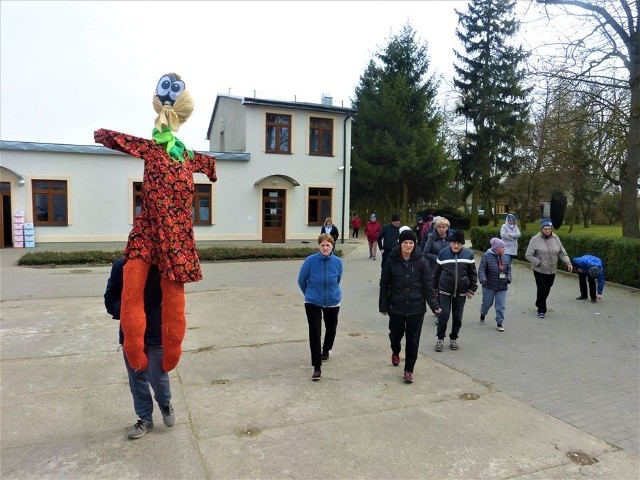 Mieszkańcy DPS-u w Mgoszczu korzystają ze spacerów po parku przy Domu.
