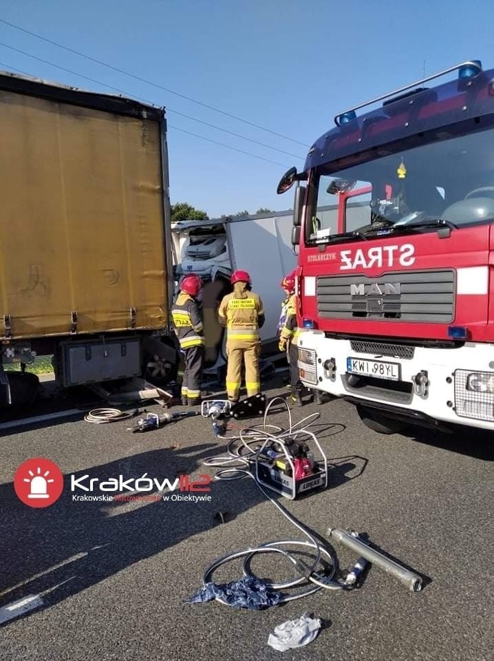 Śmiertelny wypadek na A4. Bus wbił się w tył samochodu ciężarowego