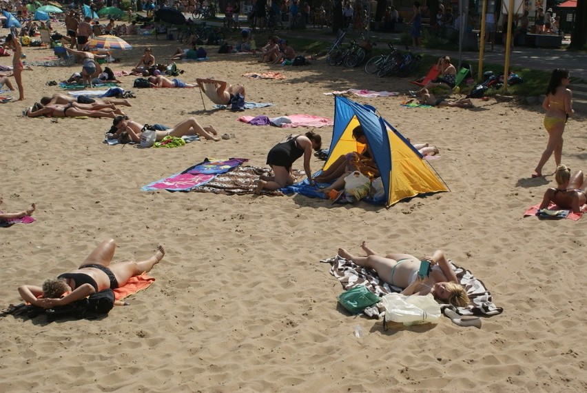 W sobotę nie brakowało chętnych do plażowania nad Pogorią...