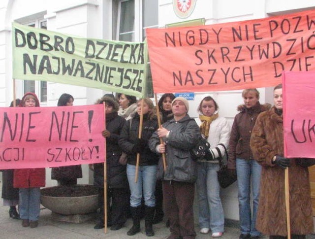 Przeciw likwidacji SP 5 protestowali rodzice uczniów tej szkoły