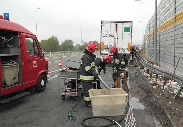 Wypadek ciężarówki na A1Wypadek ciężarówki na A1 - grudziądzcy strażacy w akcji