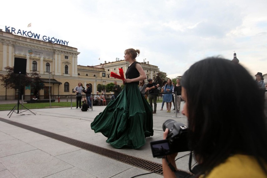 Widowiska teatralne na placu Jana Nowaka-Jeziorańskiego [ZDJĘCIA]