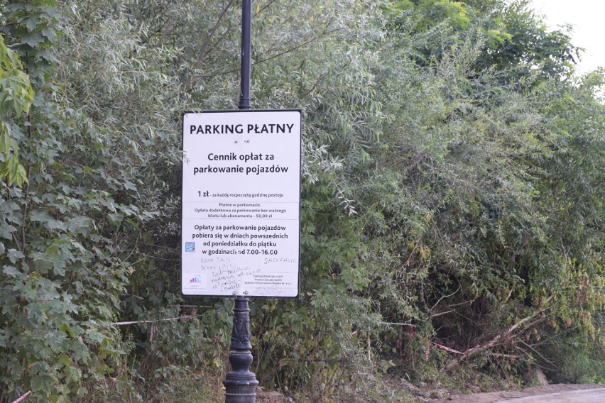 Nowy Sącz. Parking pod Panoramą jeszcze nieczynny, a już tam parkują [ZDJĘCIA]