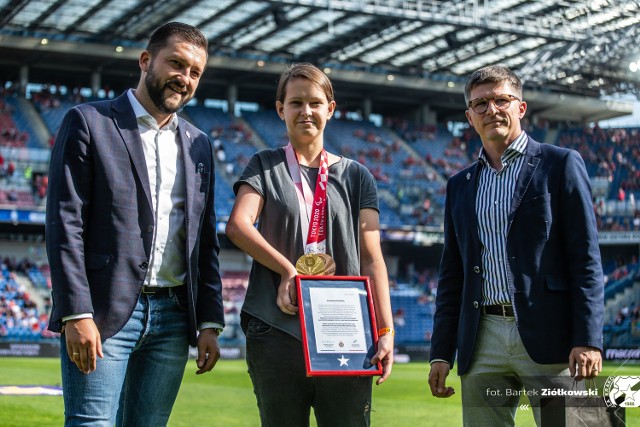 Karolina Pęk z Dawidem Błaszczykowskim (z lewej) i Maciejem Bałazińskim przed meczem Wisła Kraków - Lechia Gdańsk