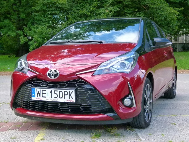 Toyota Yaris 1.5 VVT-i Testowany egzemplarz to trzecie pokolenie Yarisa. Trzecie poprawione, gdyż w tym roku tę małą Toyotę poddano bardzo gruntownej kuracji odmładzającej. Mało tego, jeździliśmy specjalną wersją Selection. Na zewnątrz wspomniana wersja wyróżnia się dwukolorowym nadwoziem, w naszym wypadku był to dach czarny i reszta w bordowym metaliku.fot. Marek Perczak