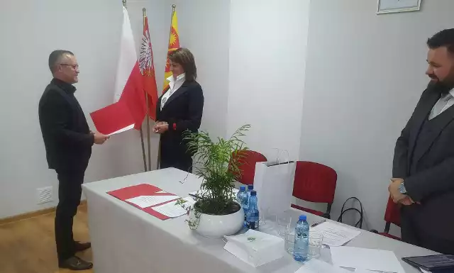 Na pierwszej sesji Rady Gminy Garbatka-Letnisko wójt Teresa Fryszkiewicz odebrała zaświadczenie o wyborze i złożyła ślubowanie. Więcej zobacz na kolejnych slajdach >>>