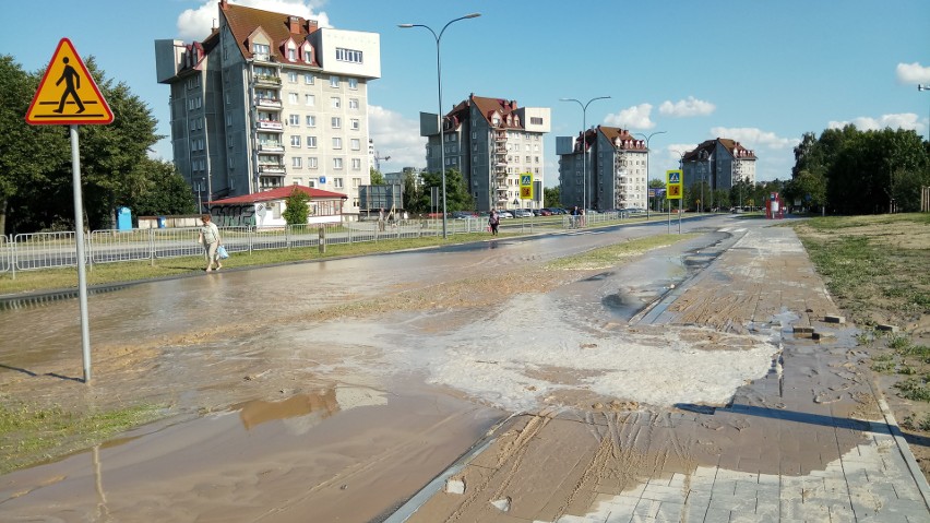 Awaria wodociągowa na Kompozytorów Polskich. Woda zalała ulicę