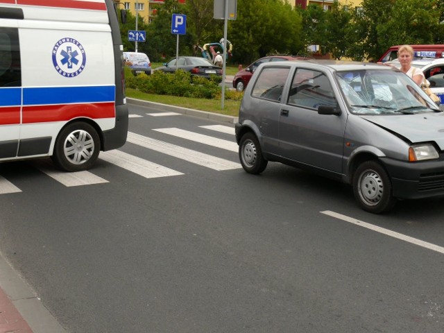 Auto z szybą i maską zniszczoną przez uderzenie w pieszego.