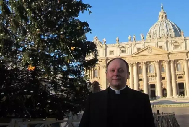 Ksiądz Henryk Jagodziński. Ma 42 lata, pochodzi z Małogoszcza. W 1995 roku skończył Wyższe Seminarium Duchowne w Kielcach. Pracował między innymi w parafii Świętego Brata Alberta w Busku-Zdroju, na Białorusi i w Chorwacji. Od 2008 roku pracuje w Sekretariacie Stanu w Watykanie.