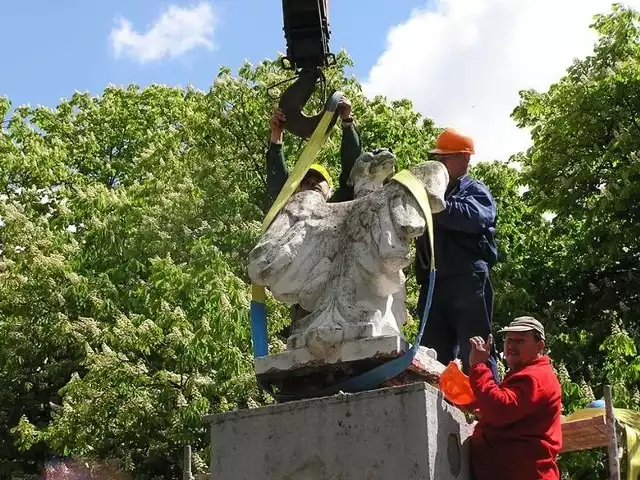 Pomnik Orła Białego – tak potocznie przez lata nazywano pomnik znajdujący się w parku miejskim w Miastku (teraz jest tam fontanna). Nazwę bodajże wymyślił Janusz Gawroński, dyrektor miasteckiego domu kultury. I przyjęła się. Pomnik (w zasadzie cokół) zburzono w maju 2010 r. Oszczędzono znajdującego na nim orła. Do tekstu załączamy zdjęcia: przedwojenne, z odsłonięcia pomnika w 1959 r., z lat późniejszych, z demontażu pomnika, z otwarcia tuby - akt erekcyjny i oczywiście orła.