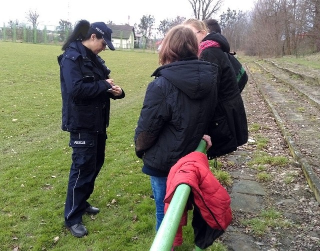 Policjanci kontrolowali parki, okolice sklepów, centrów handlowych oraz wiele innych miejsc gromadzenia się młodzieży. Łącznie wylegitymowano 23 osoby